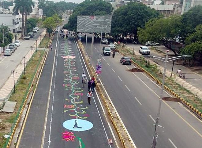 आरएसएस के कार्यकर्ताओं ने सड़क पर बनाई रंगोली