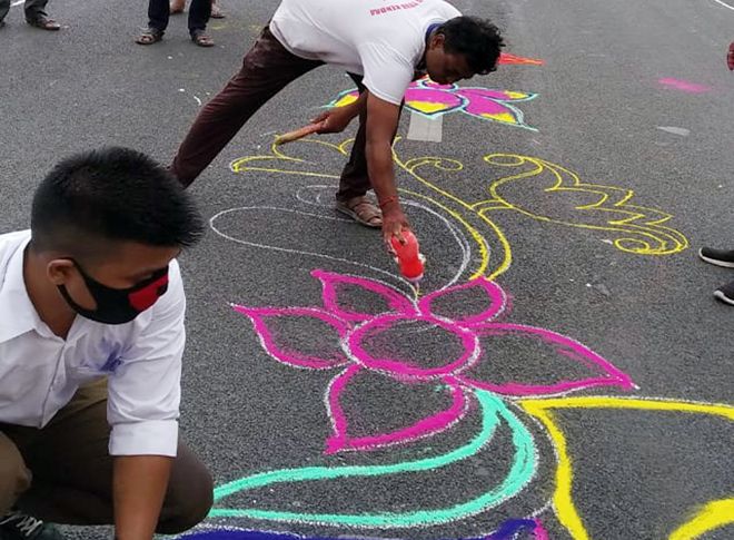 आरएसएस के कार्यकर्ताओं ने सड़क पर बनाई रंगोली