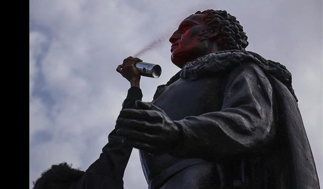 जॉर्ज फ्लॉयड के मौत के विरोध में प्रदर्शनकारियों ने पहले अमेरिकी राष्ट्रपति की प्रतिमा पर पोता रंग