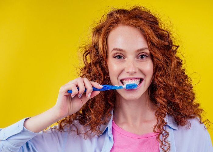 स्वस्थ दांतों और मसूड़ों के लिए इस तरह करें अपने टूथब्रश का चुनाव