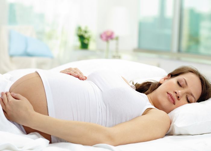 गर्भावस्था में अगर आपकी नींद पूरी न हो पाए तो जरूर बरतें ये सावधानियां
