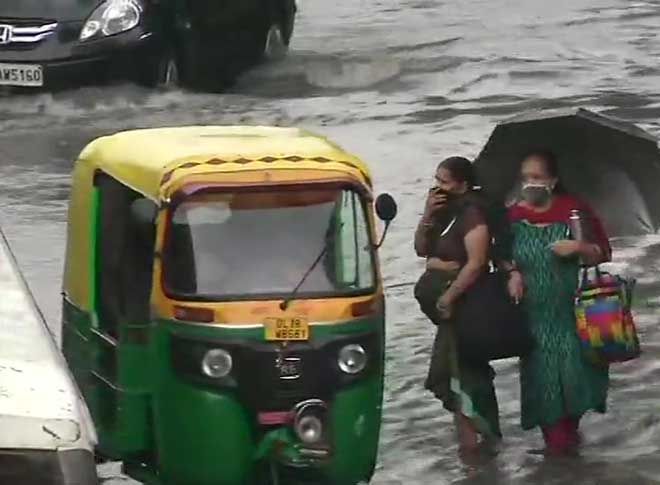 बारिश के कारण दिल्ली का ट्रैफिक जाम