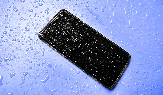 बारिश में या पानी में गिरकर भीग जाए फोन तो जल्द करें यह उपाय
