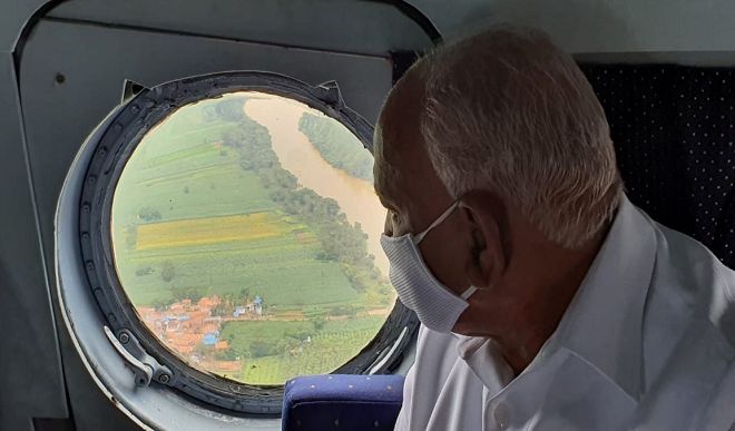 येदियुरप्पा ने बाढ़ प्रभावित जिलों का किया हवाई सर्वेक्षण, बोले- केंद्र से मदद मांगने के लिए तैयार कर रहे रिपोर्ट
