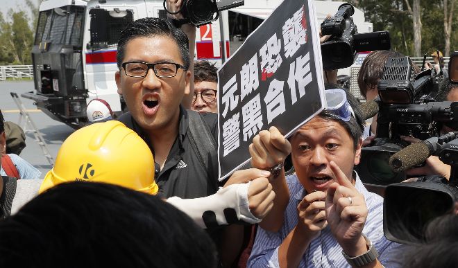 हांगकांग पुलिस ने दो विपक्षी सांसदों सहित 16 लोगों को किया गिरफ्तार