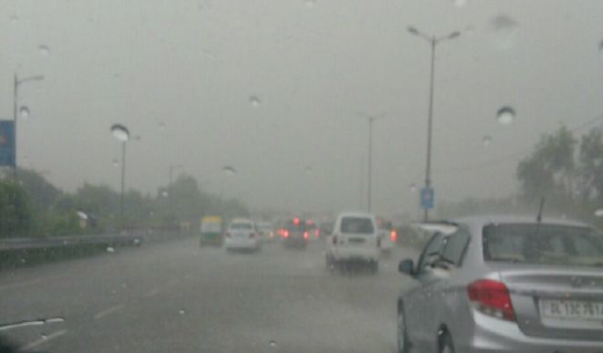 दिल्ली में सुबह छाए बादल, मौसम विभाग ने मध्यम से भारी बारिश का अलर्ट किया जारी