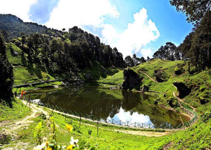 पहाड़ों और हरे भरे जंगलों से घिरा खूबसूरत स्थान जीभी, कपल्स और फैमिली ट्रिप के लिए हैं शानदार