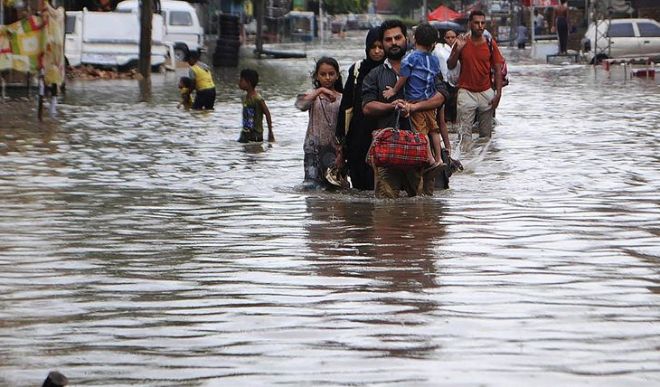 कोरोना की मार झेल रहा पाक के कराची में भारी बारिश का कहर, 18 लोगों की मौत