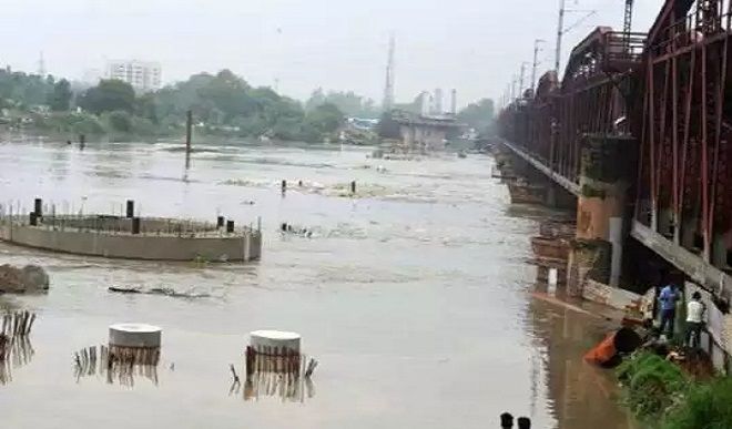 दिल्ली में वॉर्निंग प्वाइंट के नजदीक बह रही यमुना, हथिनीकुंड बैराज से और पानी छोडे़ जाने से बढ़ा जल स्तर