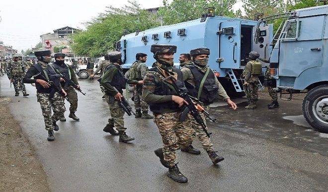 जम्मू कश्मीर के शोपियां में सुरक्षा बलों के साथ मुठभेड़ में चार आतंकवादी ढेर