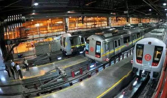 मेट्रो के संचालन से जुड़ी सबसे बड़ी खबर, देर तक रूकेंगी स्टेशनों पर ट्रेनें, लिफ्ट में सीमित संख्या