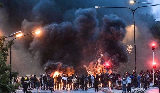 स्वीडन में दक्षिणपंथियों ने कुरान में लगाई आग, शहर में दंगा भड़का