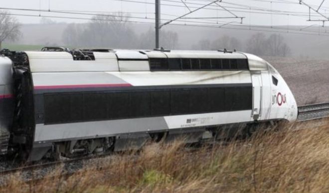फ्रांस में बिजली आपूर्ति की दिक्कत आने पर रातभर ट्रेनों में फंसे रहे हजारों यात्री, 20 घंटे तक यात्रियों ने पहने रखा मास्क