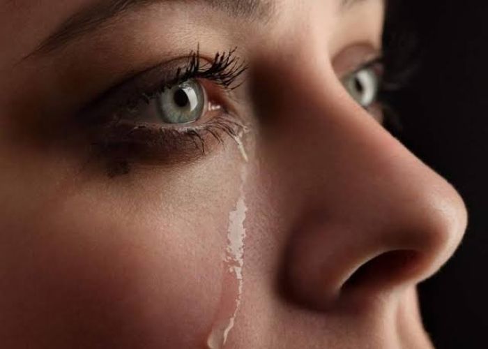 जाने कैसे आंखों और सेहत के लिए फायदेमंद है रोना?