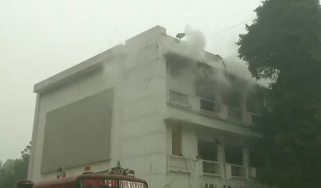 दिल्ली के ITO पर स्थित इंस्टिट्यूशन ऑफ इंजीनियर्स की इमारत में लगी आग, दमकल की तीन गाड़ियां मौके पर