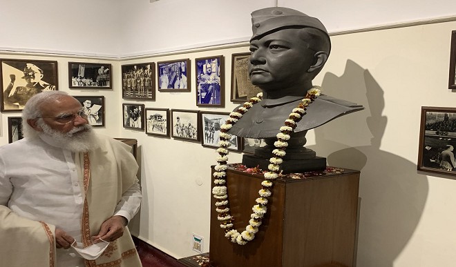 प्रधानमंत्री मोदी ने नेताजी भवन के बाद नेशनल लाइब्रेरी का किया दौरा