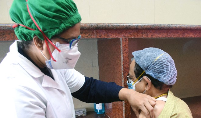 कर्नाटक सरकार का आदेश , हवाईअड्डे के सभी कर्मियों को लगेंगे कोविड-19 के टीके