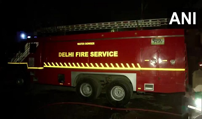 दिल्ली में आकाशवाणी भवन की पहली मंजिल पर लगी आग, मौके पर दमकल के आठ वाहन