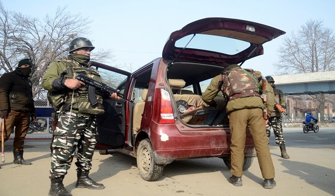 गणतंत्र दिवस से पहले कश्मीर घाटी में कड़ी की गई सुरक्षा, औचक रूप से वाहनों की ली जा रही तलाशी