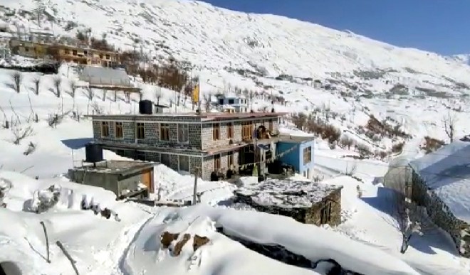 कश्मीर में शीत लहर का प्रकोप! लगातार बर्फबारी के कारण आसपास के प्रदेशों में बढ़ी ठंड