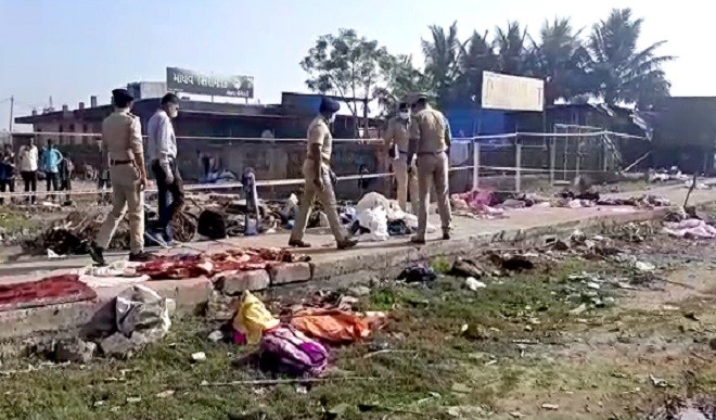 कर्नाटक: सड़क दुर्घटना में महिला पुलिसकर्मी समेत चार लोगों की मौत