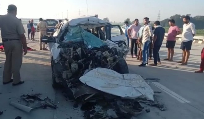 दिल्ली-मेरठ एक्सप्रेस वे ट्रक से टकराई कार