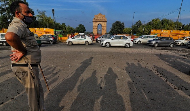 त्योहारों के मद्देनजर दिल्ली में हाई अलर्ट, आतंकी हमले की जताई जा रही आशंका, बढ़ाई गई चौकसी