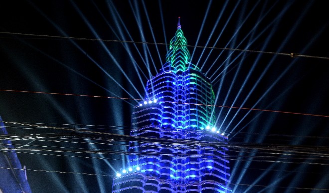 कोलकाता में दुनिया की सबसे ऊंची इमारत की तर्ज पर बना दुर्गा पूजा पंडाल, देखिए तस्वीरें