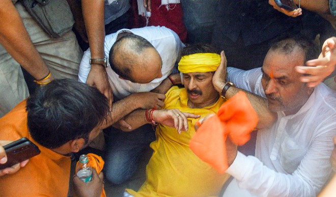 छठ पूजा पर पाबंदी को लेकर केजरीवाल के आवास के बाहर प्रदर्शन में मनोज तिवारी घायल