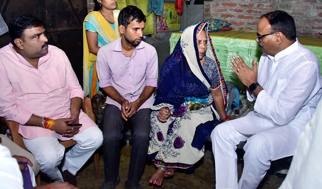 लखीमपुर पहुंचे कानून मंत्री बृजेश पाठक, मारे गए भाजपा कार्यकर्ता के परिवार से मिले, नहीं गये किसानों के घर