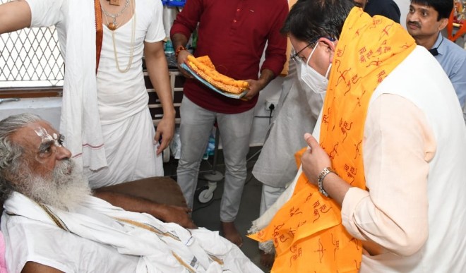 उत्तराखंड के सीएम पुष्कर धामी ने राम मंदिर ट्रस्ट के अध्यक्ष महंत नृत्य गोपाल दास से की मुलाकात