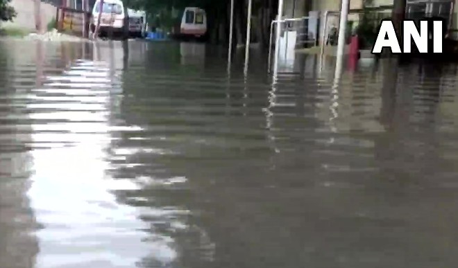 दिल्ली में भारी बारिश से हुआ भारी ट्रैफिक जाम,  यातायात बाधित