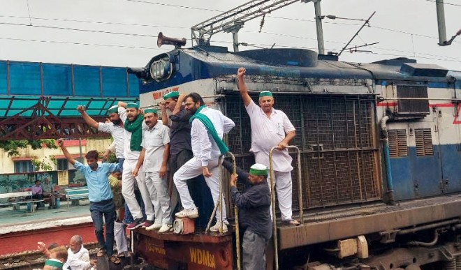 रेल रोको : ट्रेन की पटरियों पर बैठे किसान, पंजाब, हरियाणा, उत्तर प्रदेश, राजस्थान में ट्रेन सेवाएं बाधित