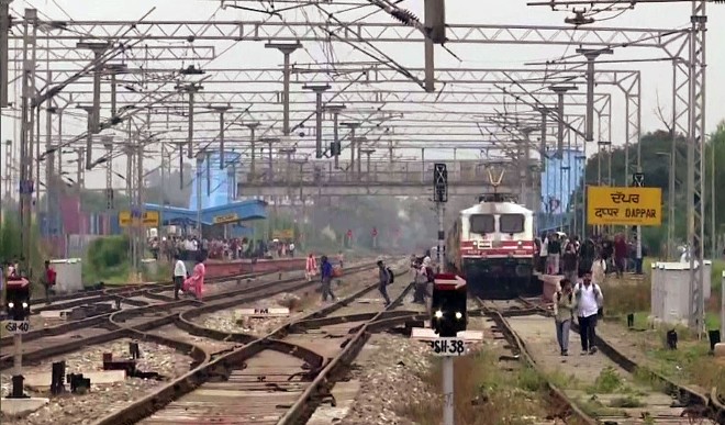 किसानों के  रेल रोको  आंदोलन का रेल यातायात पर हुआ असर, देखें कौन-कौन सी ट्रेनें हुई रद्द