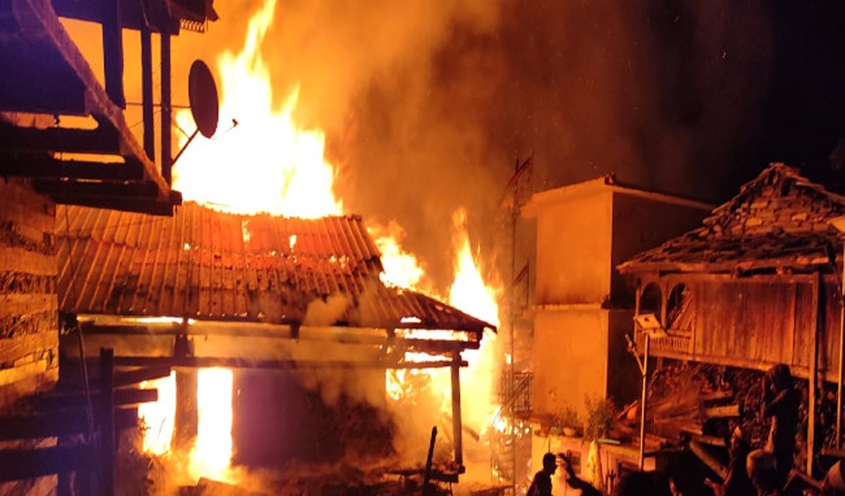 ऐतिहासिक मलाणा गांव में बीती रात अचानक आग लगने से 16  मकानो के जल जाने से अग्निकांड में 150 लोग प्रभावित