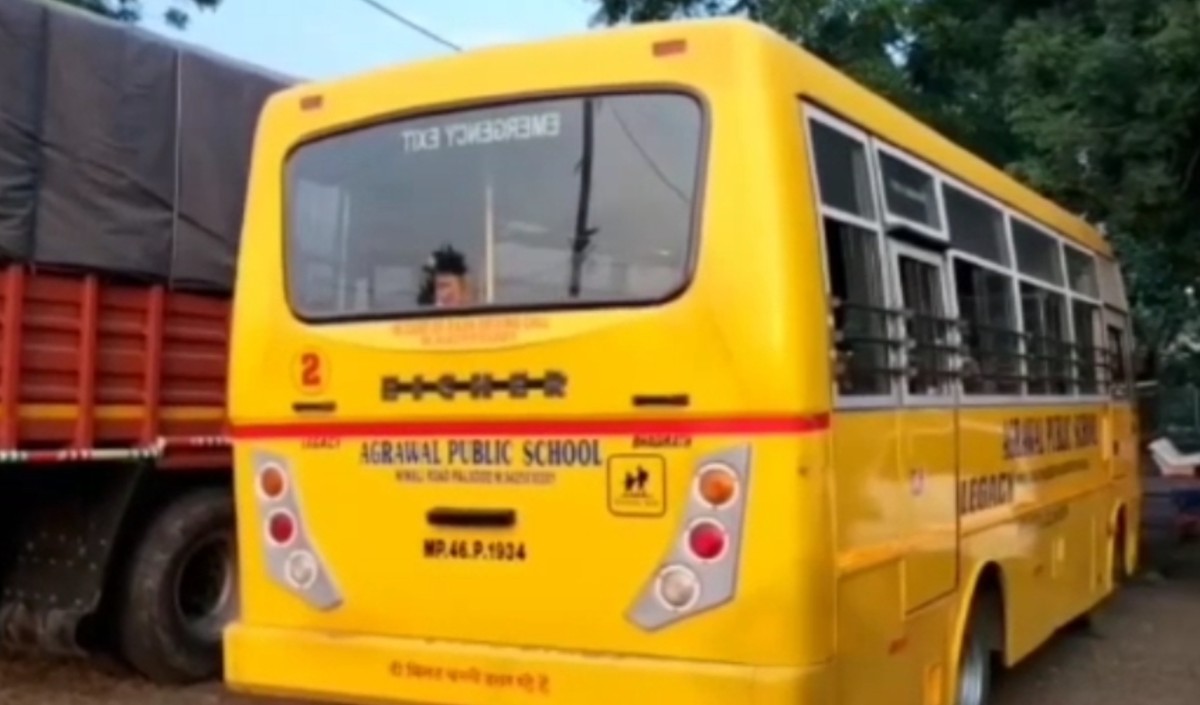 2 साल की बच्ची को स्कूल बस ने रौंदा, ड्राइवर हुआ मौके से फरार
