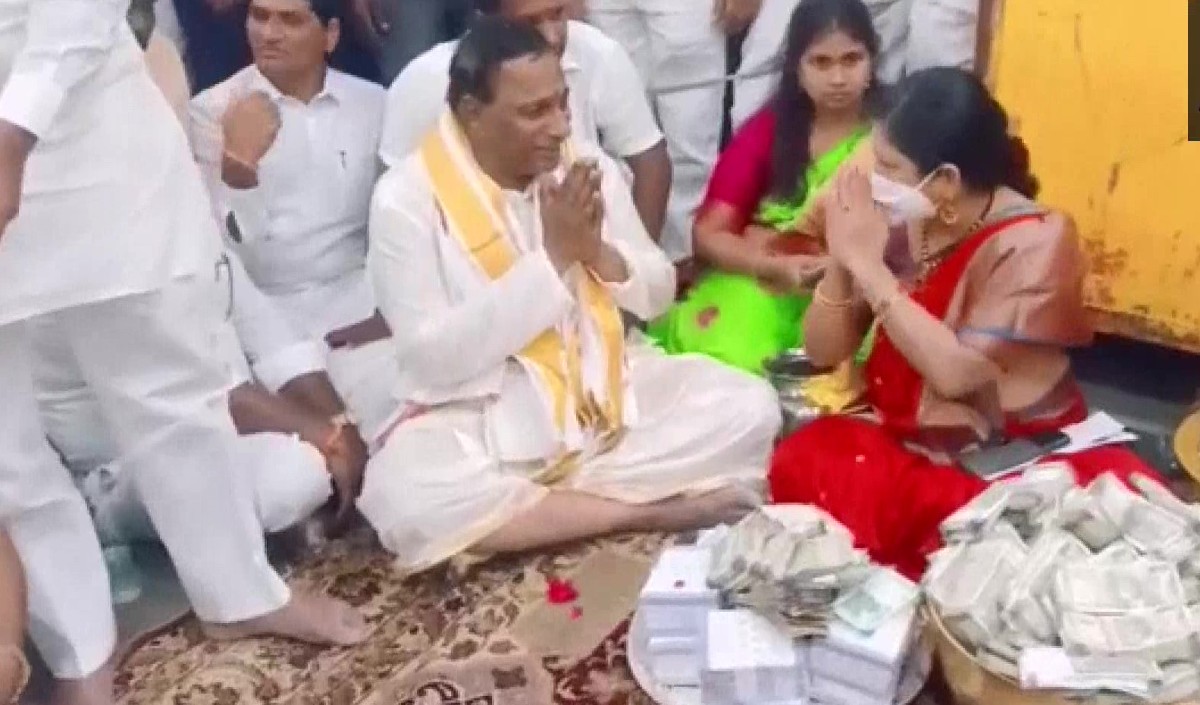 Yadadri Temple | तेलंगाना के मंत्री मल्ला रेड्डी ने लक्ष्मी नरसिम्हा स्वामी मंदिर को दिया 1.75 करोड़  का दान