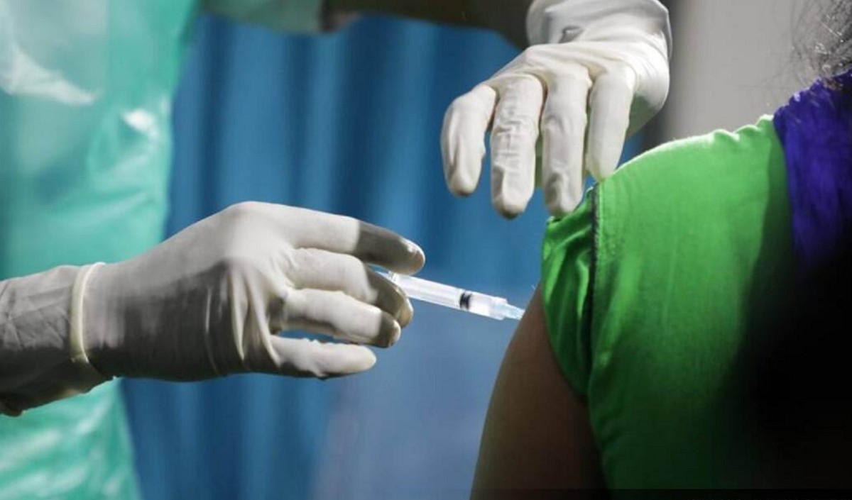  दो शिफ्टों में टीकाकरण शुरू 