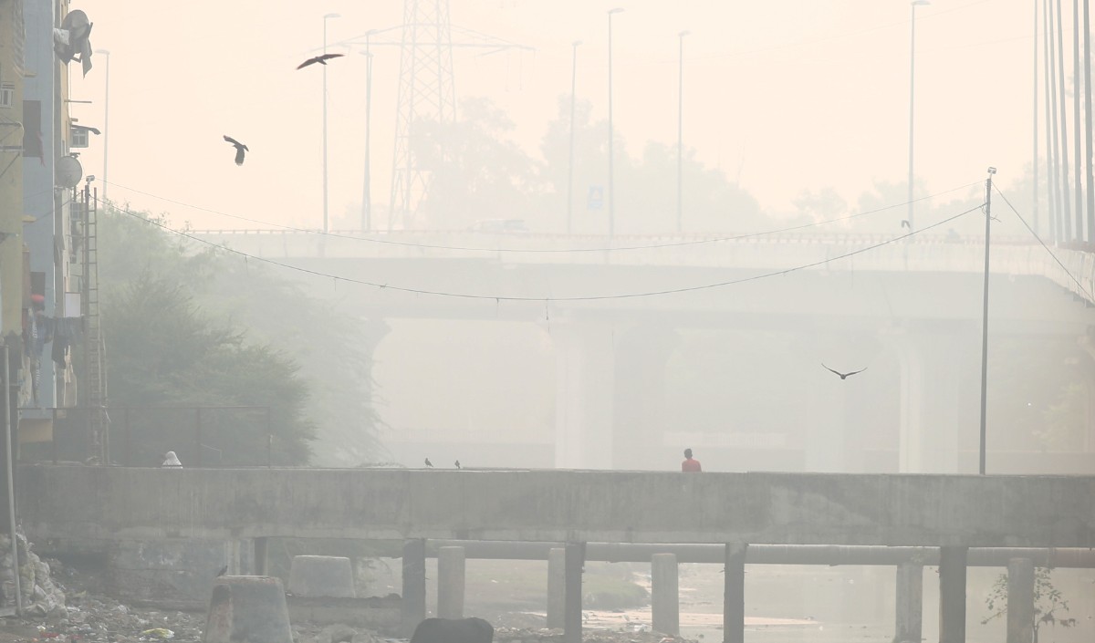 Delhi: AQI In Very Poor Category, Minimum Temperature At 13.6 Celsius