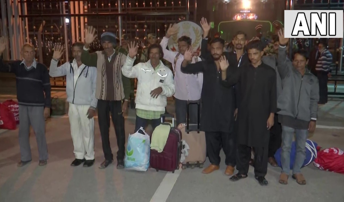 Pakistan hands over 20 Indian fishermen to India at Wagah border