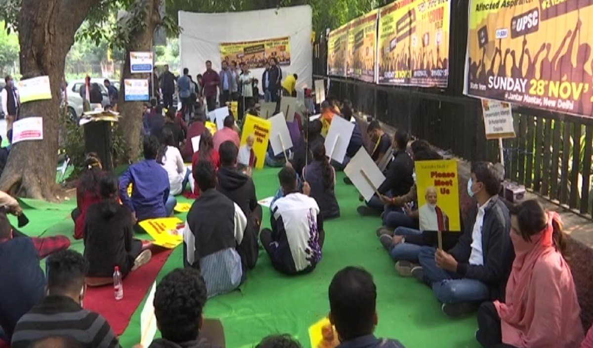 अनिश्चितकालीन हड़ताल पर बैठे UPSC अभ्यर्थी, एक और मौके की कर रहे मांग