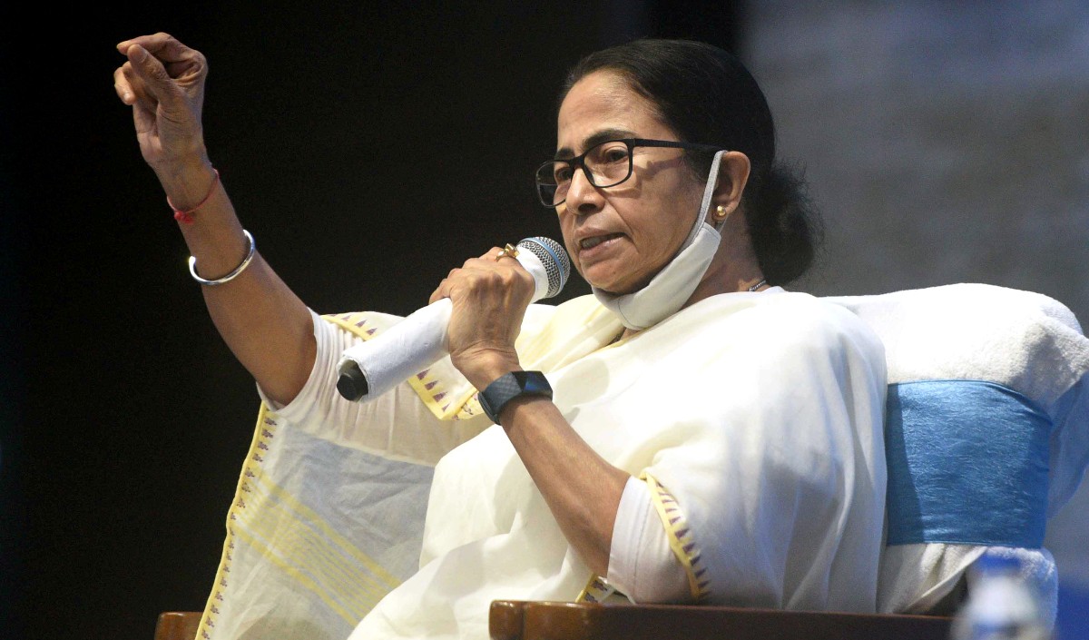 Mamta Banerjee, trying to surround the issue of 'disrespect' towards the national anthem