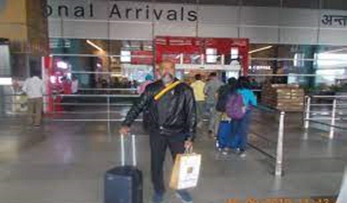 दिल्ली हवाई अड्डे पर बृहस्पतिवार को लगभग तीन हजार अंतरराष्ट्रीय यात्री पहुंचे