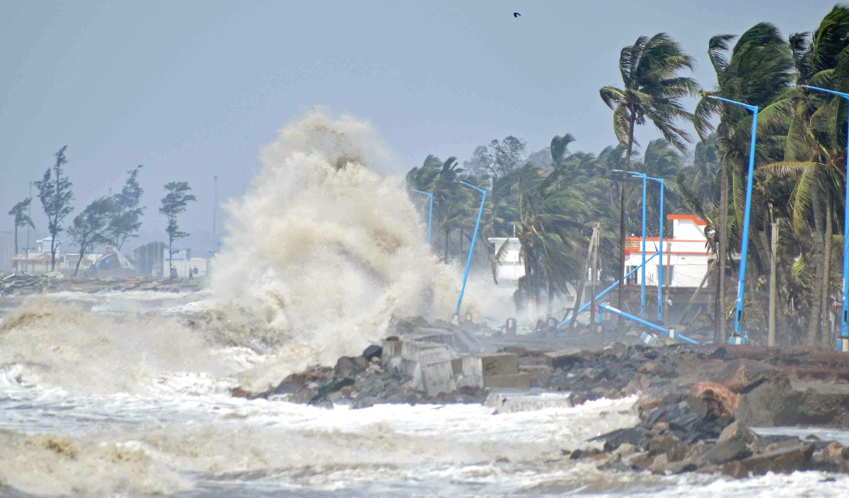 चक्रवाती तूफान ‘जवाद’ ने बंगाल की खाड़ी की ओर बढ़ने से पहले पुरी में दी दस्तक