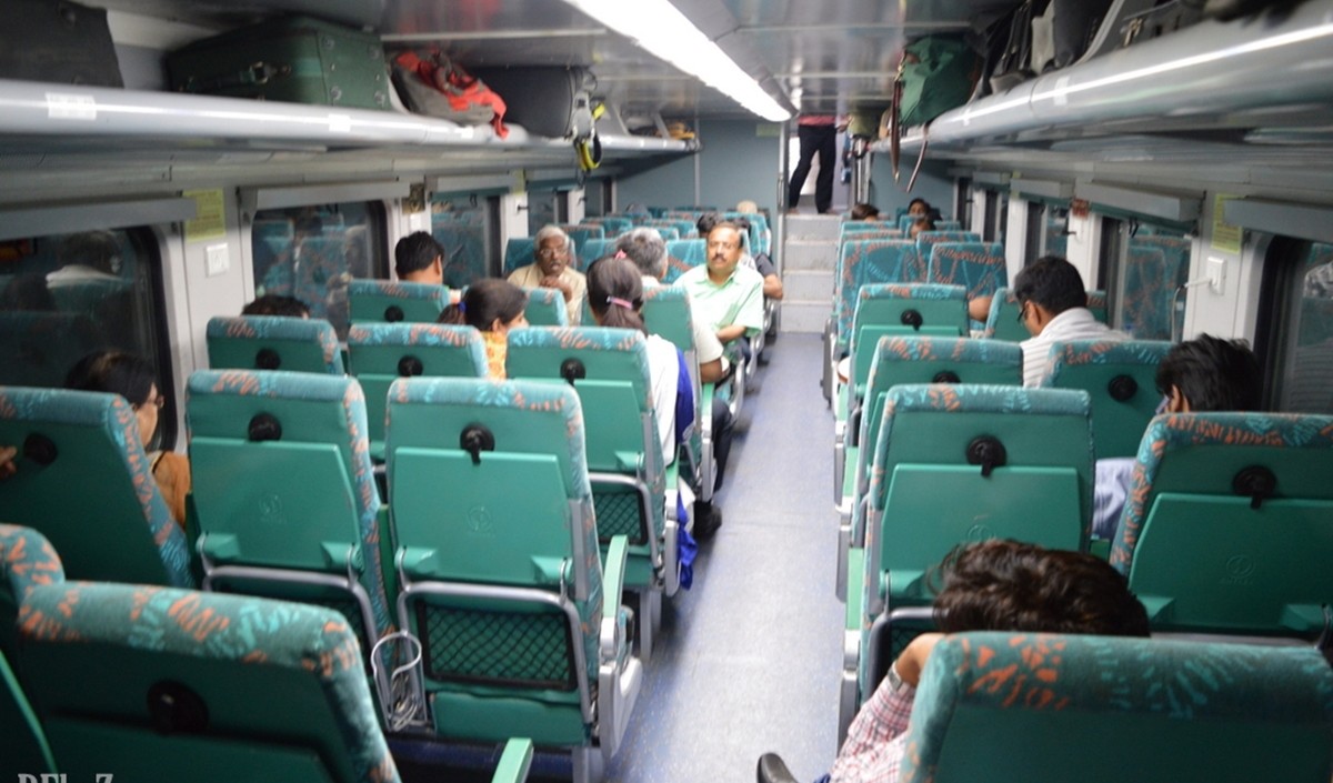 कोविड-19 के कारण वर्ष 2020-21 में रेल यात्रियों के बीच एसी यात्रा में 70 प्रतिशत की गिरावट: सरकार