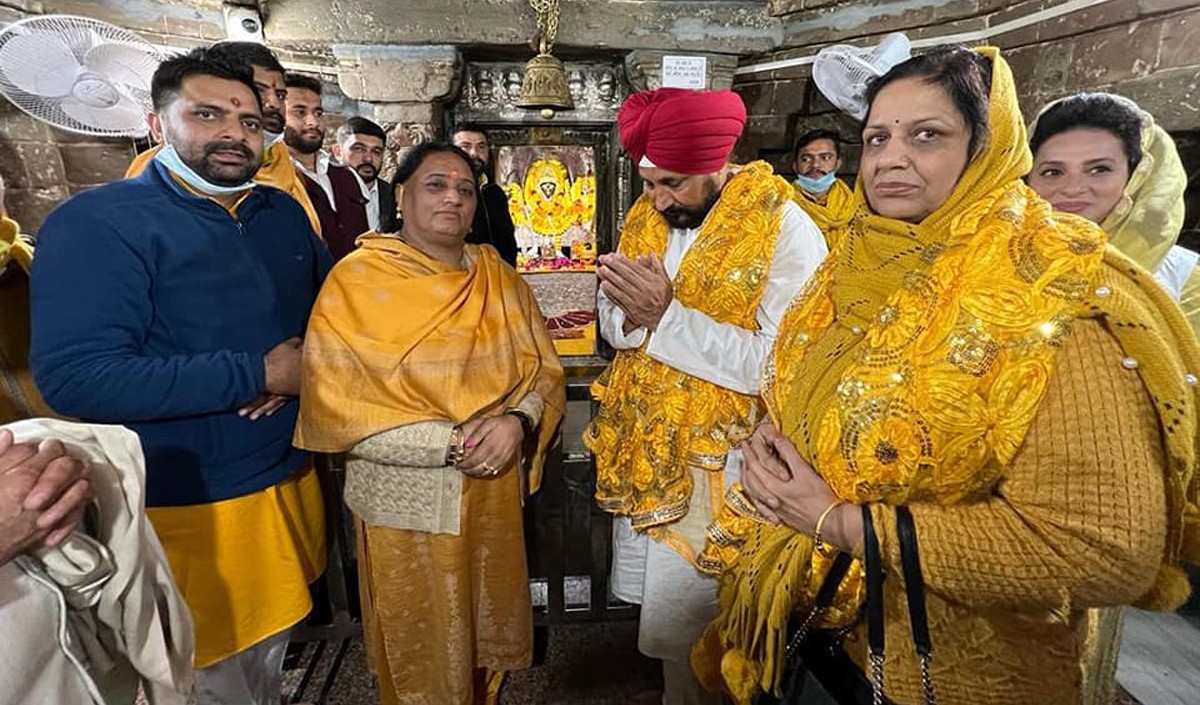 पंजाब के मुख्यमंत्री चरणजीत सिंह चन्नी ने परिवार सहित बगलामुखी मंदिर में पूजा अर्चना की