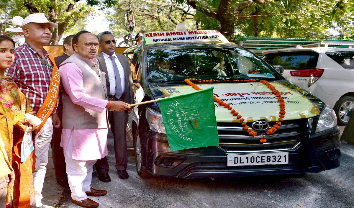 सिद्धार्थ नाथ सिंह ने एमएसएमई अभियान दल को हरी झंडी दिखाकर आगे की यात्रा के लिए किया रवाना