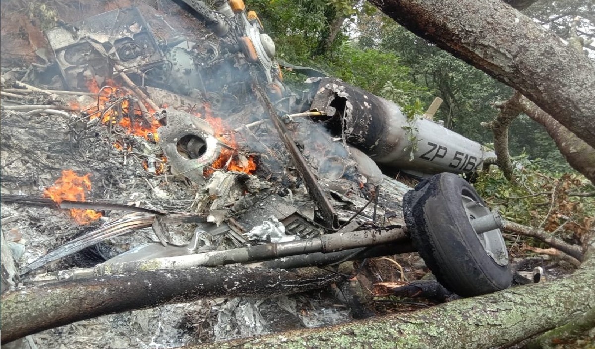 #Breaking:  कुन्नूर में सेना का हेलिकॉप्टर दुर्घटनाग्रस्त, CDS रावत भी सवार, 11 शव बरामद