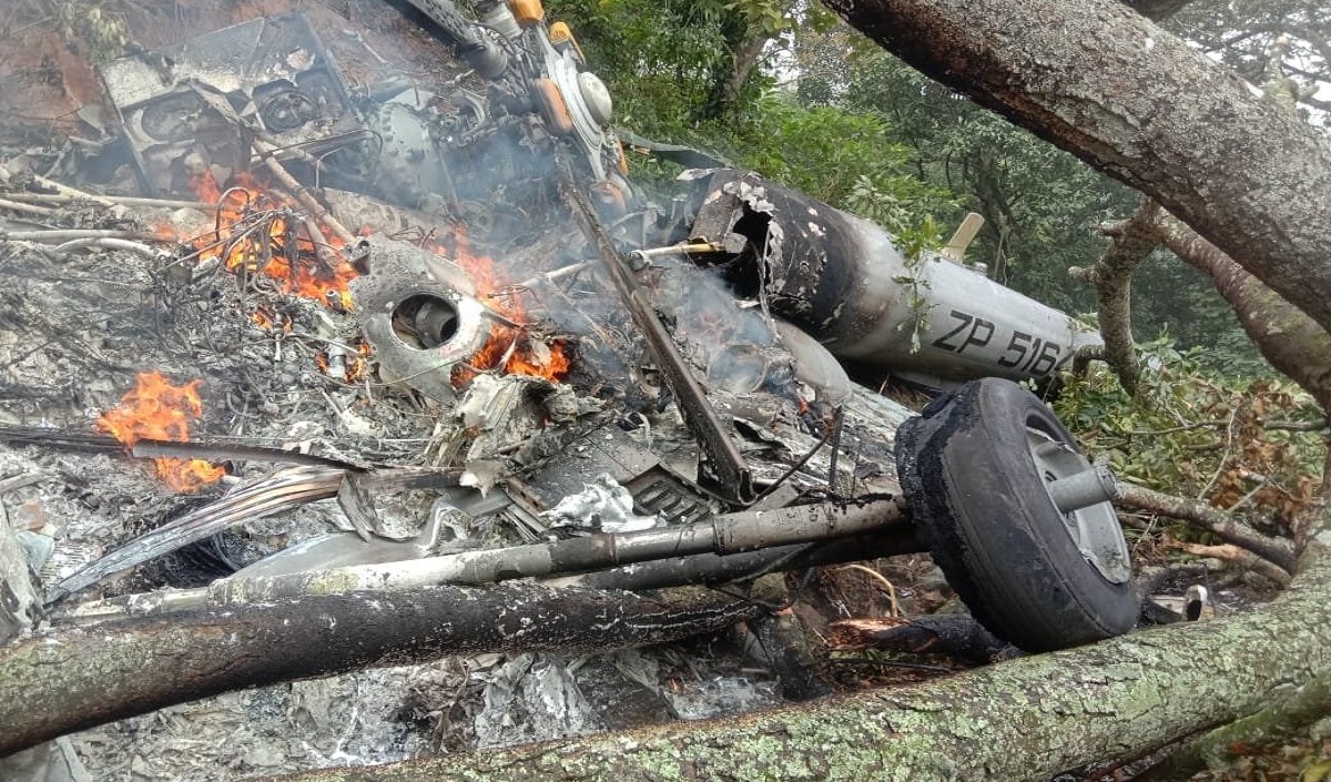 Bipin Rawat Helicopter Crash | हेलीकॉप्टर कई पेड़ों से टकराया, जलते हुए लोग नीचे गिर रहे थे, चश्मदीद ने बयां की आंखों देखी घटना