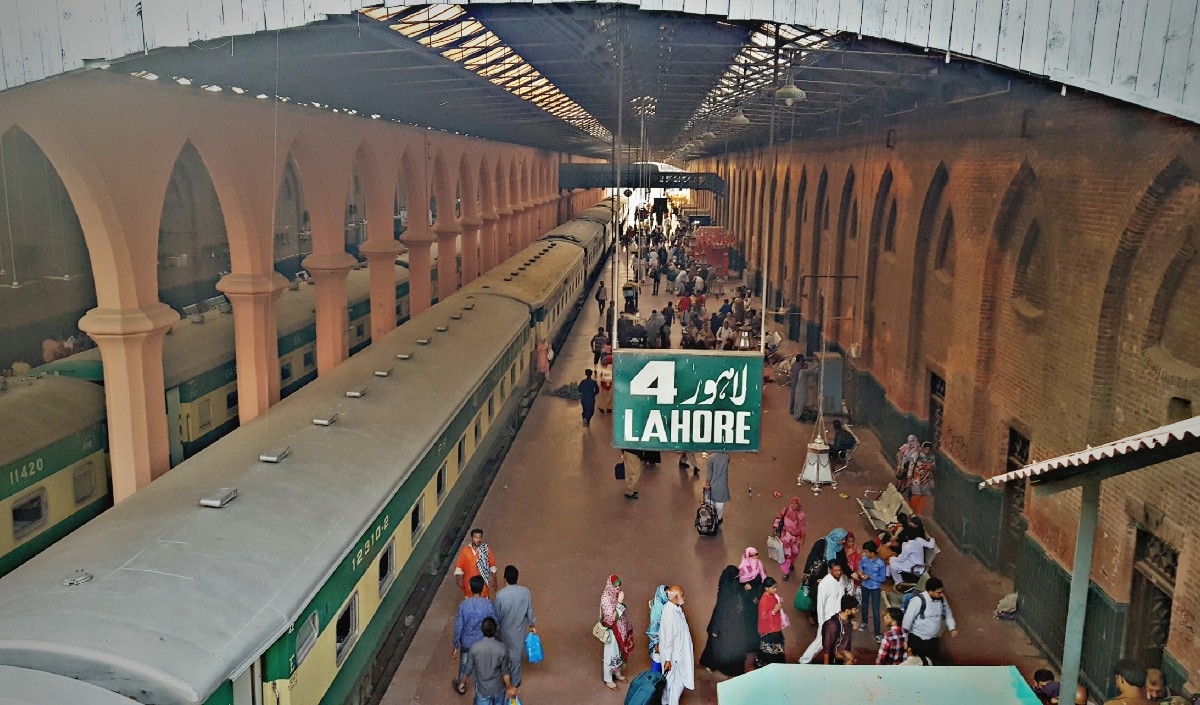 पाकिस्तान में दही खरीदने के लिए ड्राइवर ने रोक दी ट्रेन, वीडियो सोशल मीडिया पर हो रहा वायरल